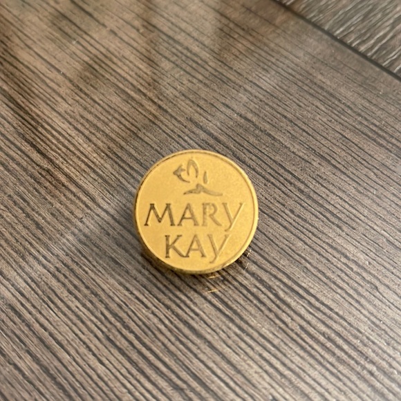 Round Mary Kay Logo Pin with Rose, Gold-tone Metal - Picture 1 of 9